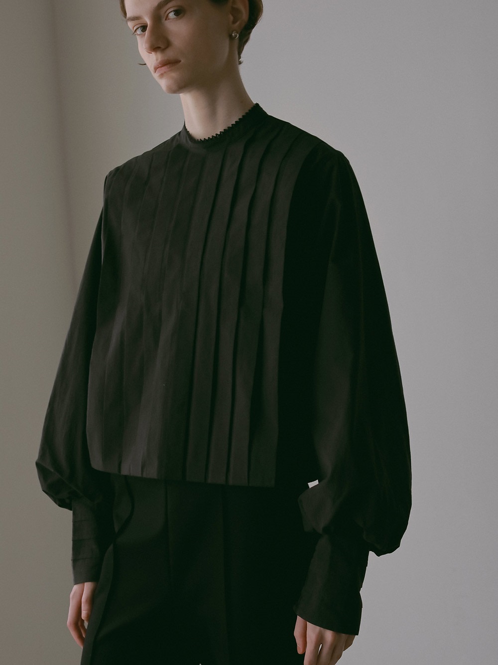 コットンタックブラウス | Blouse | HER. Online Store