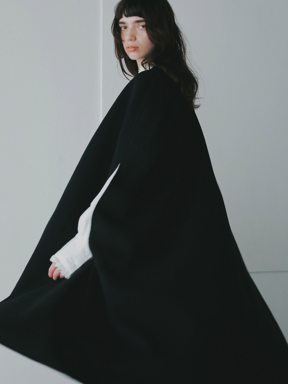 カシミヤブレンドロングケープ | Coat | HER. Online Store