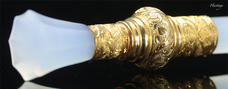 ホワイトカルセドニーの幻想的なドロップ型ピアス | アンティーク