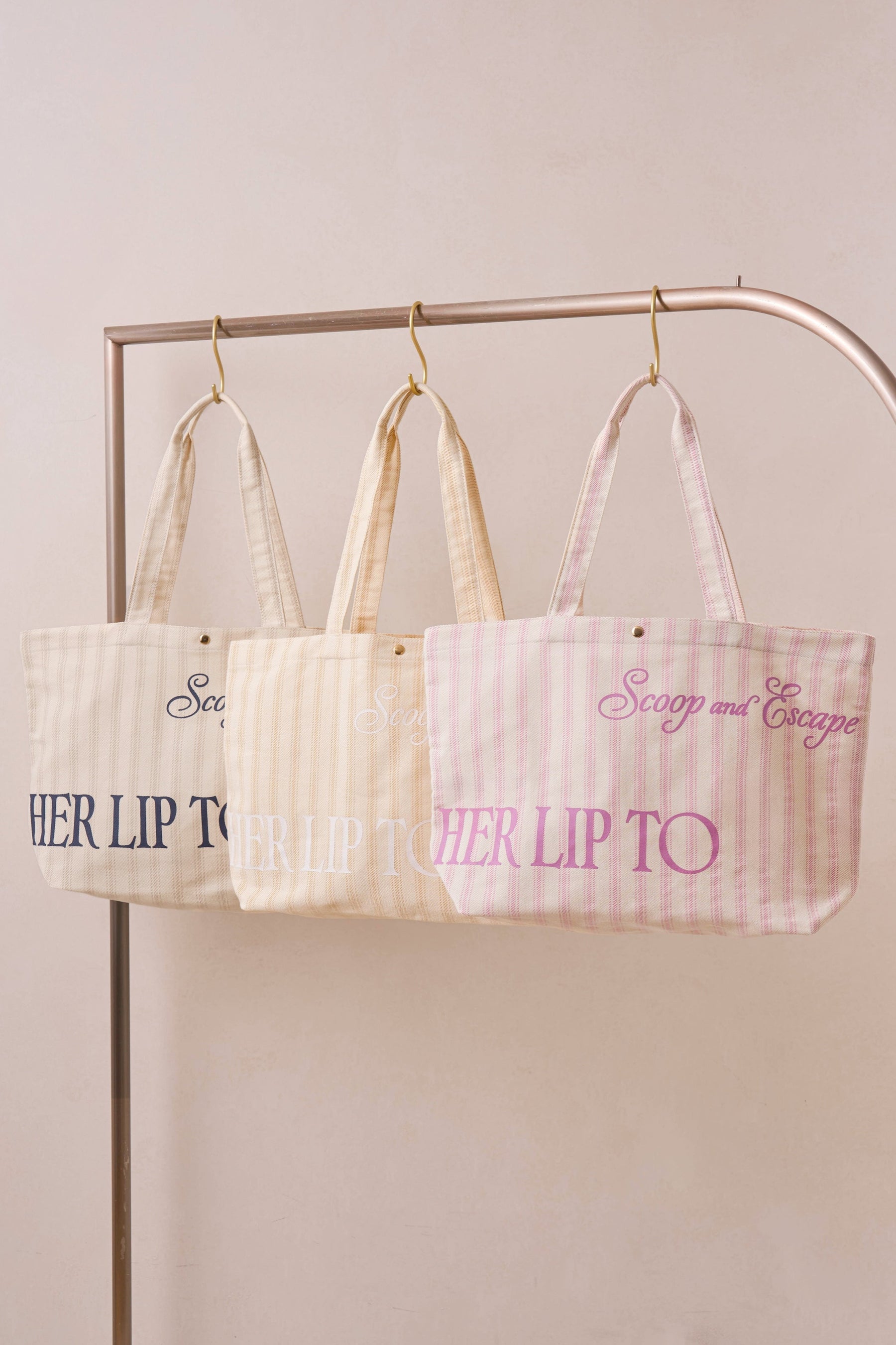 バッグ Her lip to Scoop and Escape Large Tote Scoop and Escape