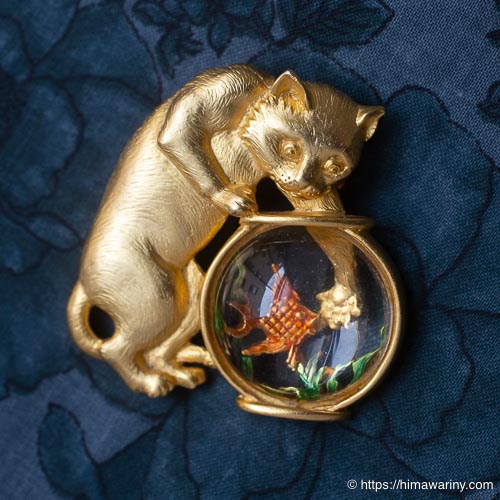 JJ-金魚鉢の中の金魚を狙う猫ブローチ – アンティーク・ブローチ通販
