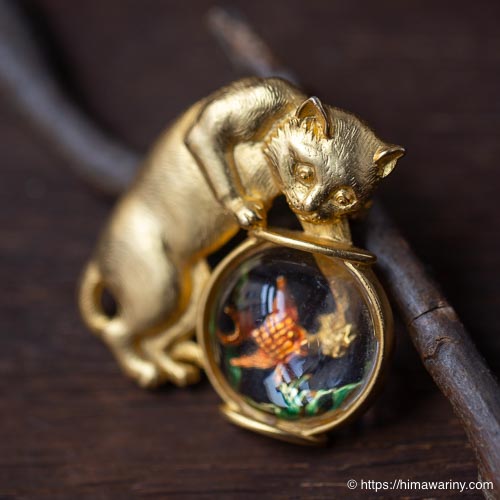 JJ-金魚鉢の中の金魚を狙う猫ブローチ – アンティーク・ブローチ通販