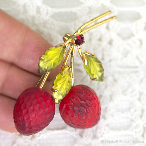 Austria-ストロベリー・フルーツガラス・アンティーク・ブローチ