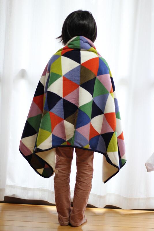 ひざ掛けポンチョ「ユニクロイームズフリースブランケット」が暖かくて