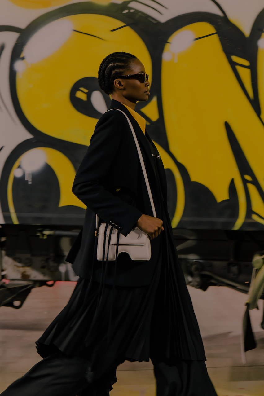 オフ-ホワイトから新定番「穴モチーフ」採用の新作バッグ発売