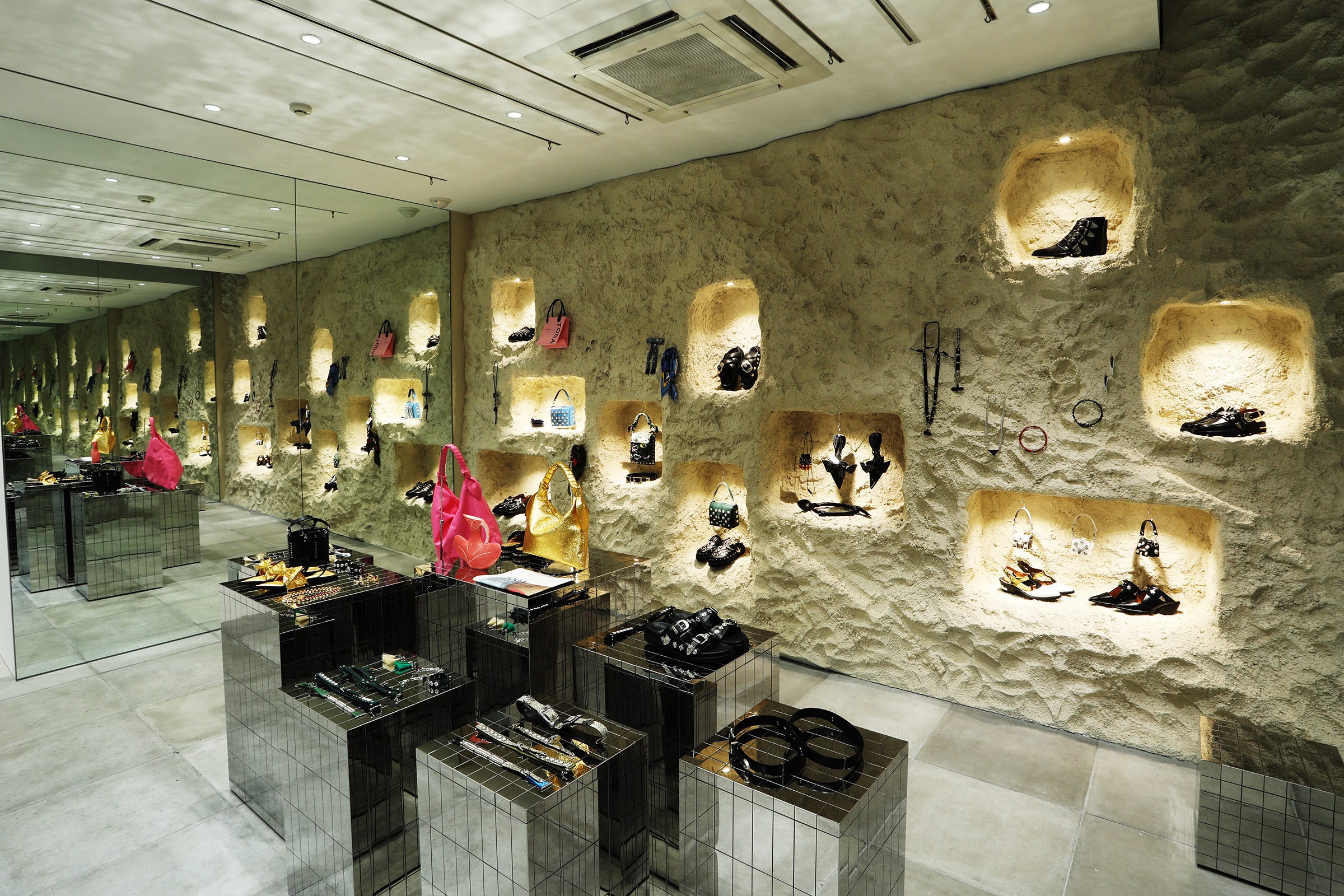 トーガ」が青山に新店舗をオープン。展示スペースやヴィンテージ販売も