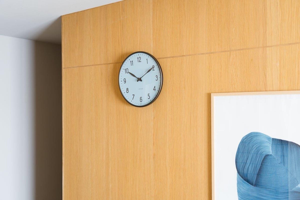 北欧デザインの巨匠、アルネ・ヤコブセンによる名作クロックが限定