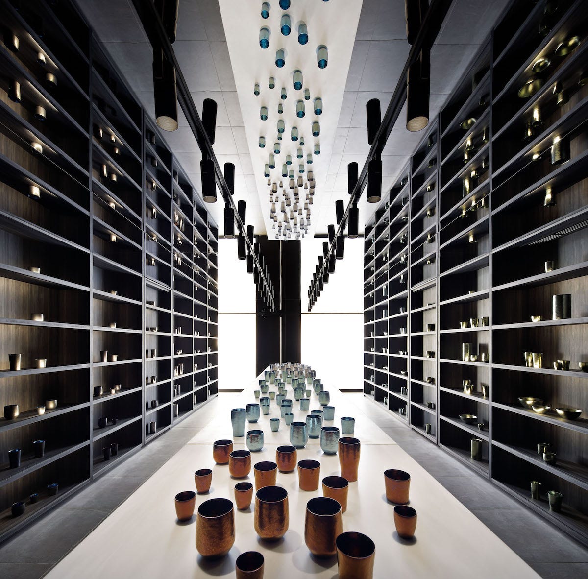 藤本壮介が内装を手掛けた「SUSgallery」の旗艦店が青山にオープン