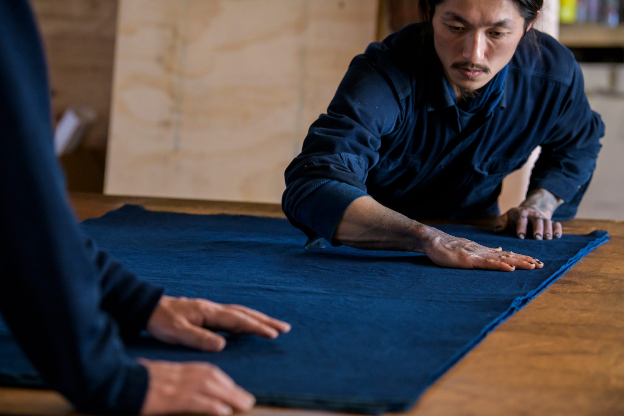 ジミー チュウ」から藍染のクラフトマンシップに着想を得た日本限定