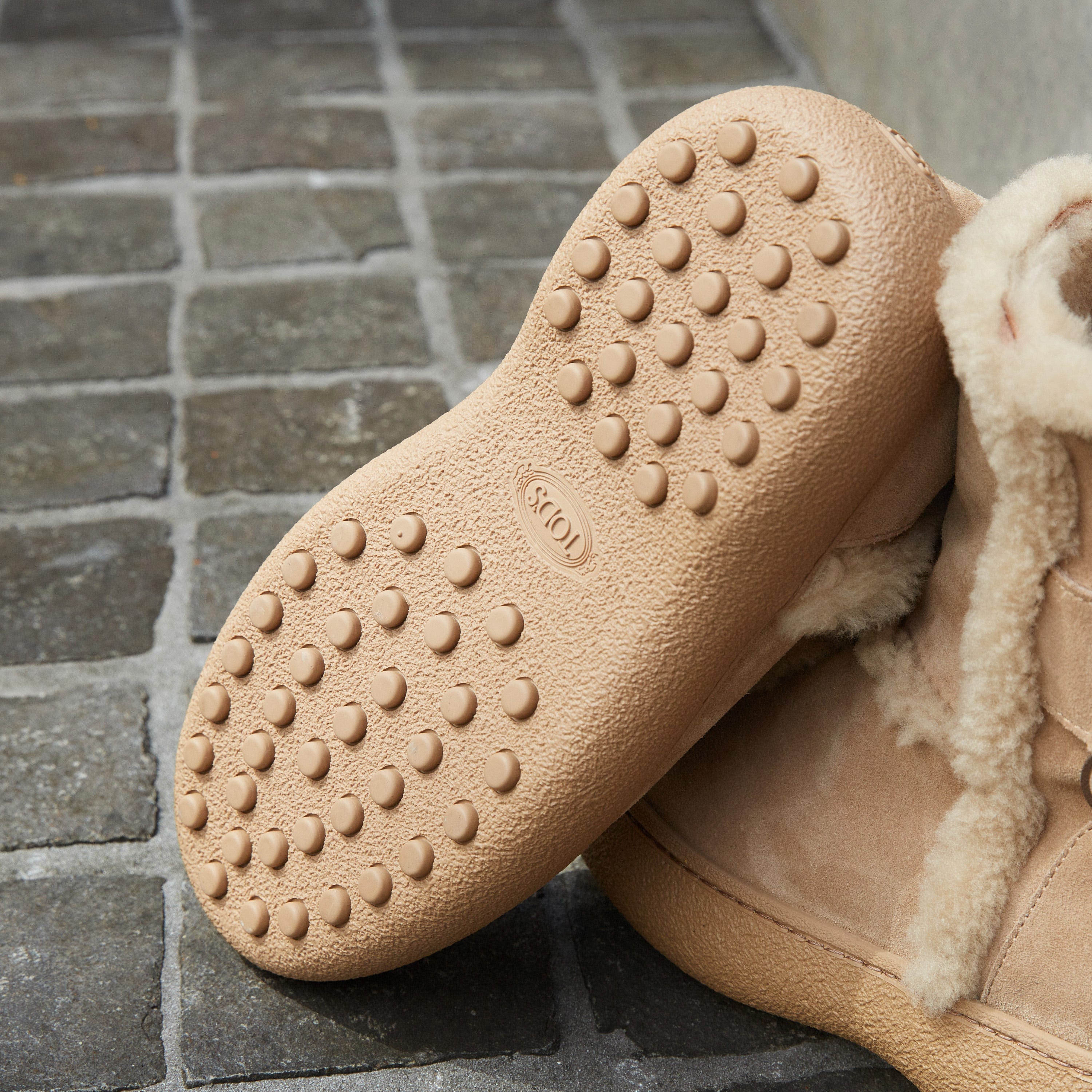 トッズの歴史を刻む「ゴンミーニ」のブーツからシアリングファーが新登場