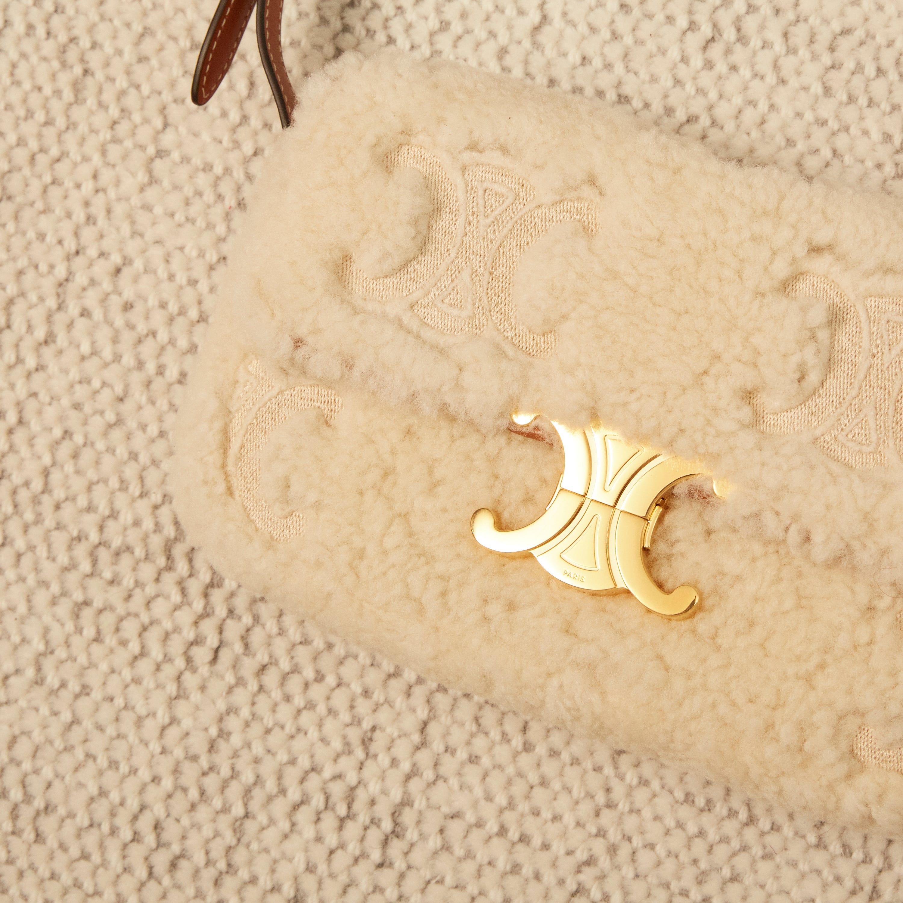 トリオンフ”が煌めくセリーヌの「クロード」バッグ。優雅な温もりを