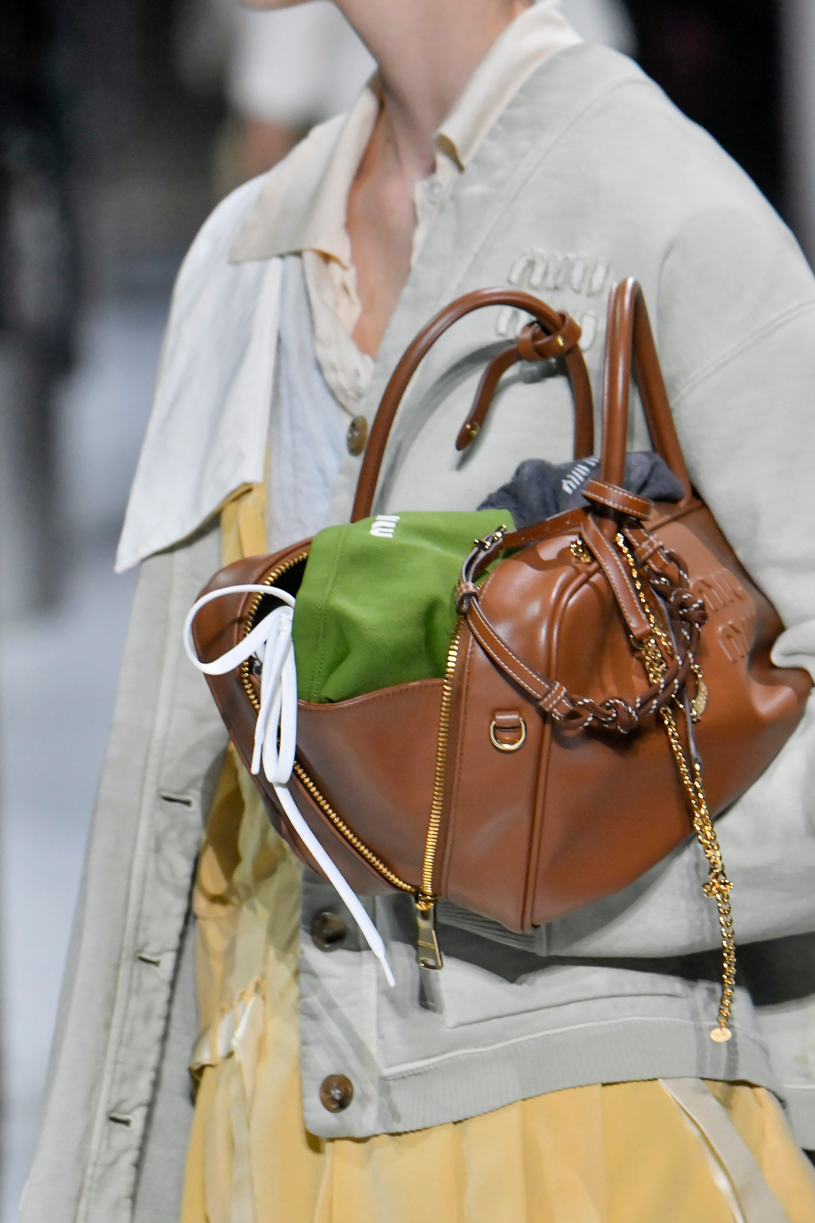 ミュウミュウの「詰め込み過ぎ」バッグに美を見出す── 多忙な毎日を