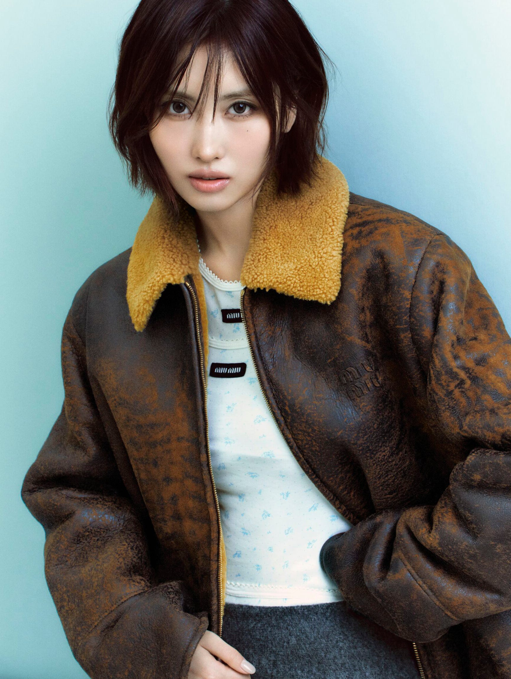 TWICE MOMOと始める、ミュウミュウの冬支度｜ハーパーズ バザー