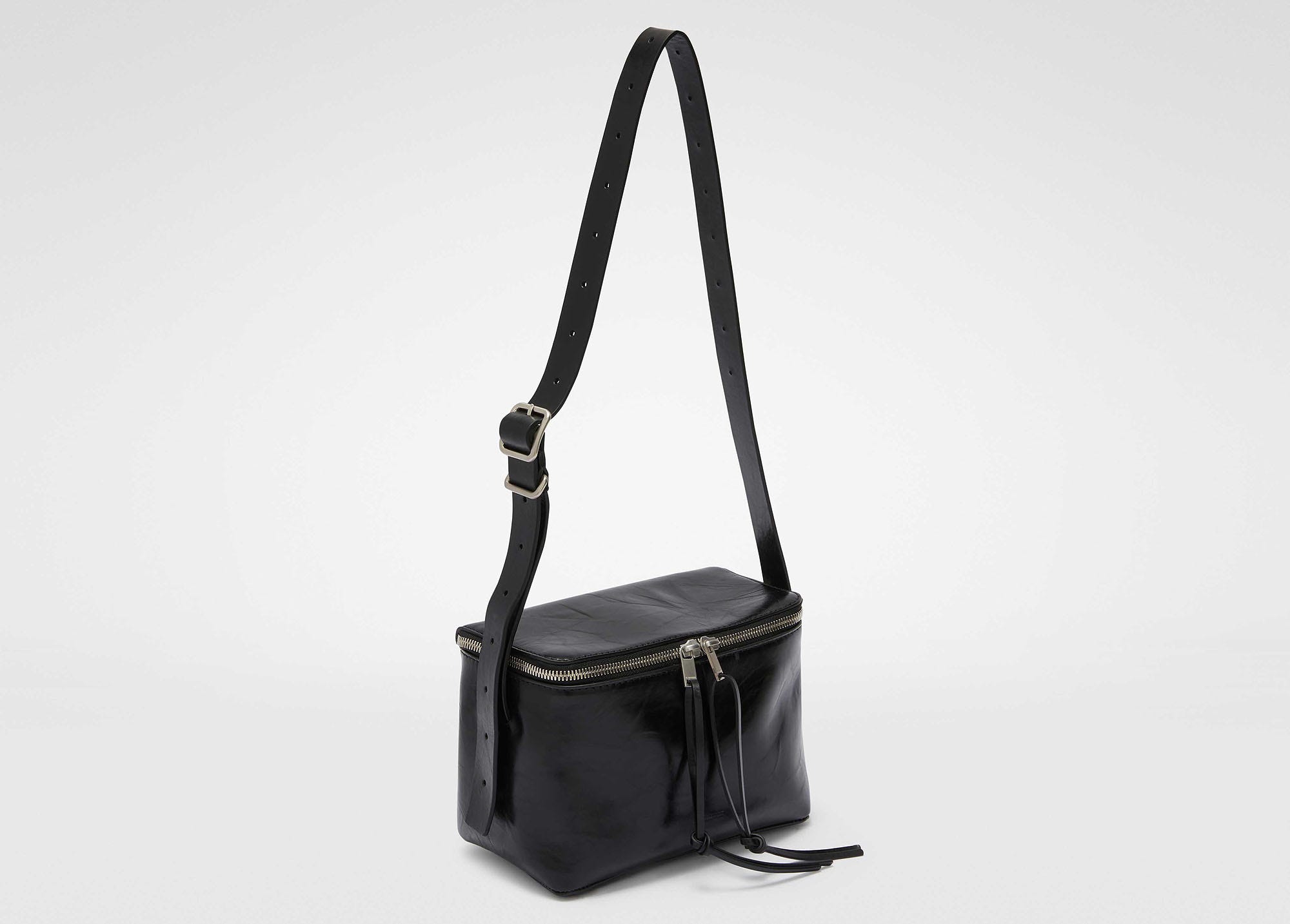 2025年春夏】ジル サンダーの黒ショルダーバッグ6選。上質で機能的な