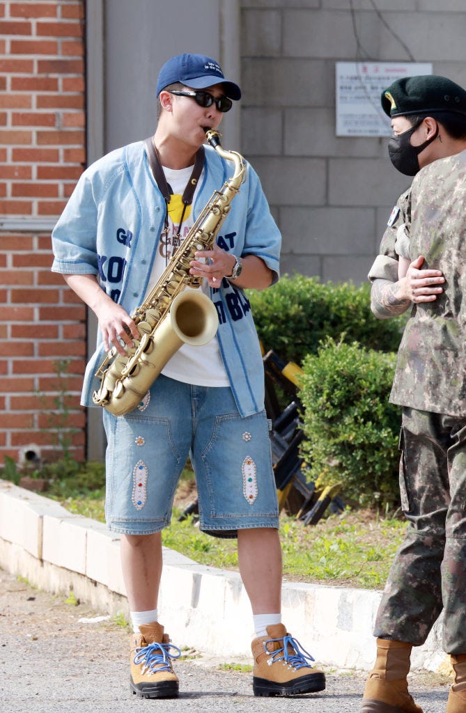 インテリ頭脳でBTS（防弾少年団）を率いるリーダー、RMのファッション