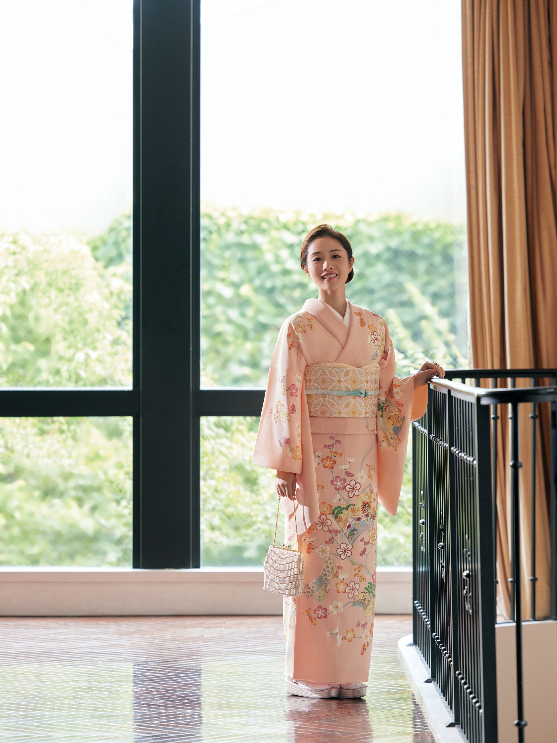 美しいキモノ』冬号表紙に石原さとみさん登場！大人可愛い訪問着で