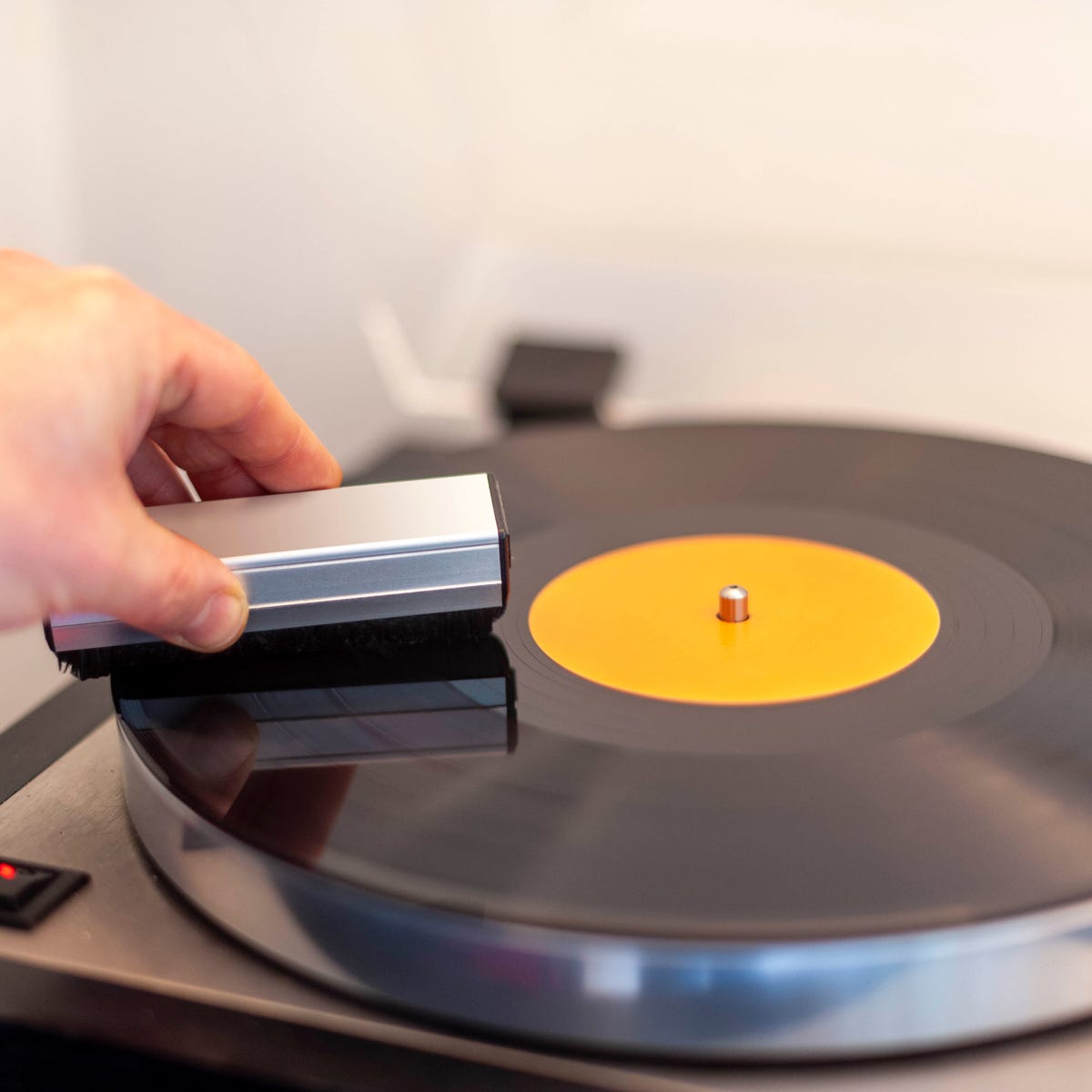 レコードクリーナーのおすすめ10選｜乾式・湿式・スプレータイプなどを紹介