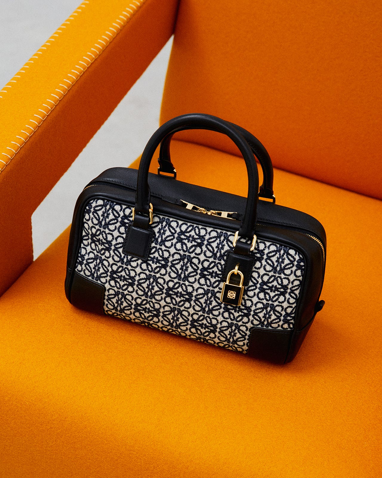 ロエベ」のアイコンバッグ“アマソナ”に、グレインカーフの新作が