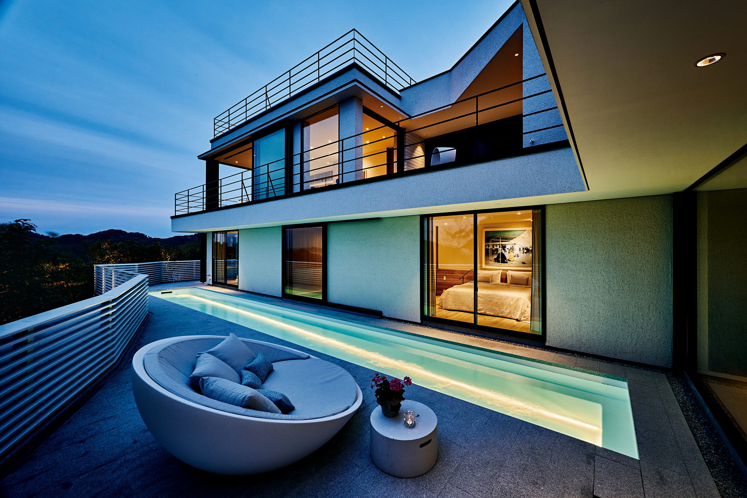 海と富士山を見晴らす高台の豪邸。建築家・高内智紀が手掛けた内外の一