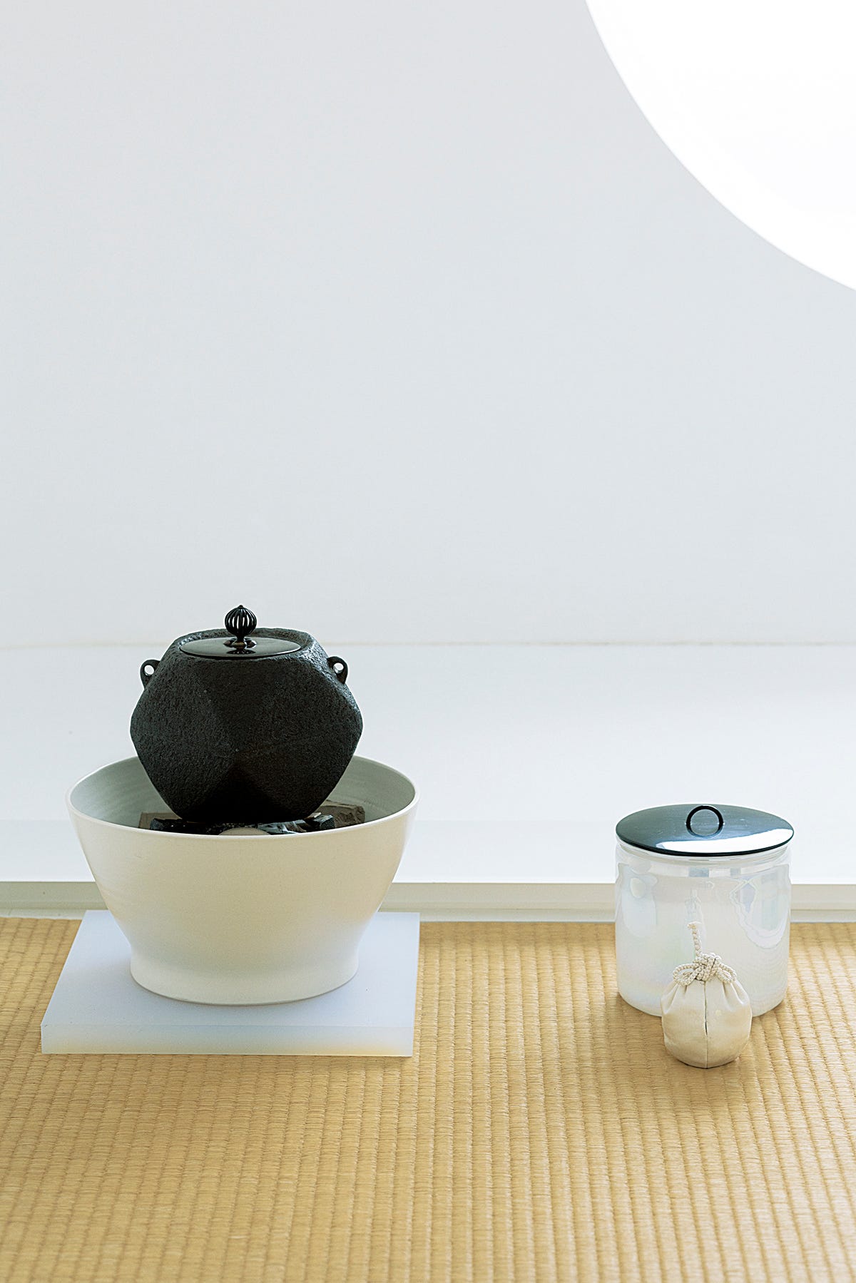 現代美術家・森万里子がもてなす純白の茶事