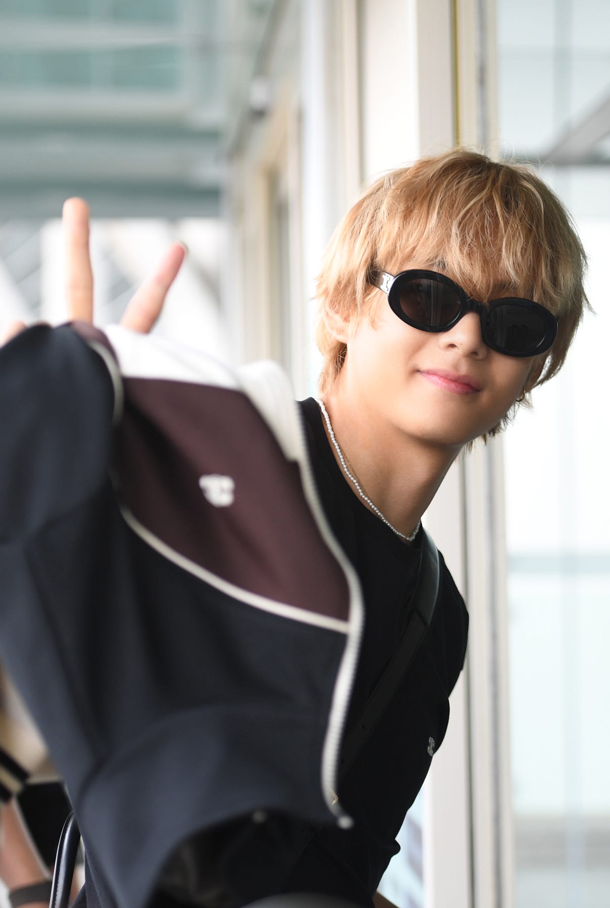 BTS V（キム・テヒョン）の最新エアポートルックは引き算が命