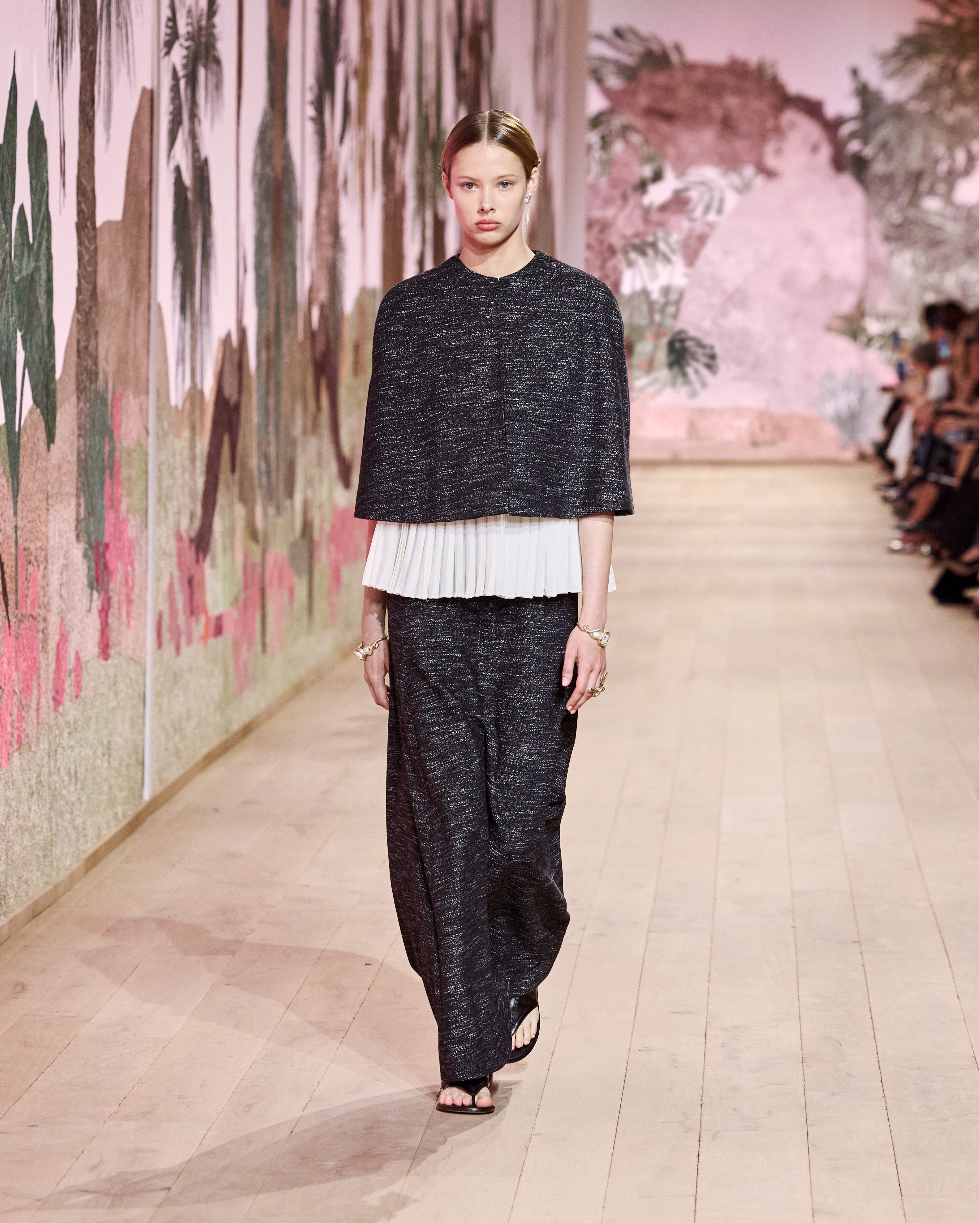 神聖な古代ギリシャの女神の美学が息づく「ディオール」2023-2024年