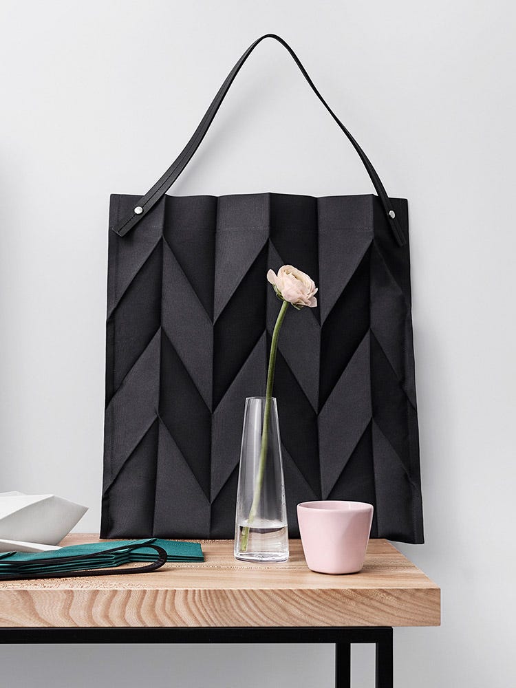 イッタラ X イッセイ ミヤケ」のベストセラーバッグに、新サイズが仲間入り