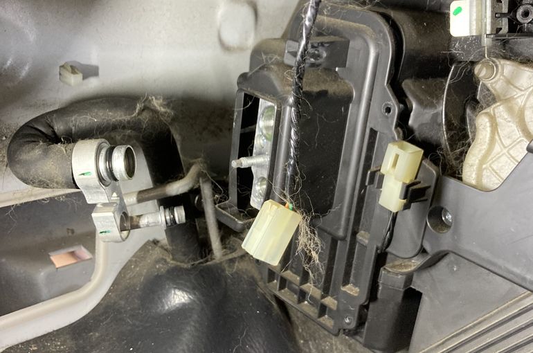 サンバートラック エアコン効かない→エバポレーター交換