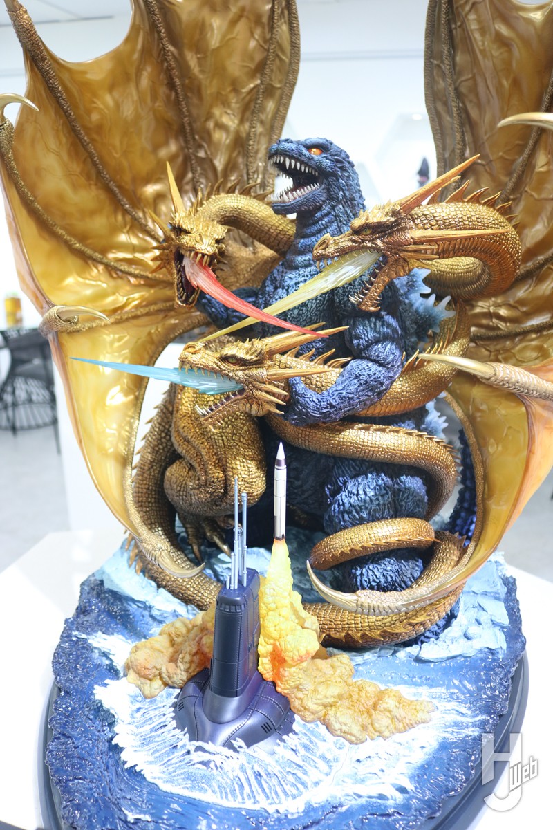 ゴジラ対キングギドラ」ポスターモチーフのスタチューや『ベルセルク