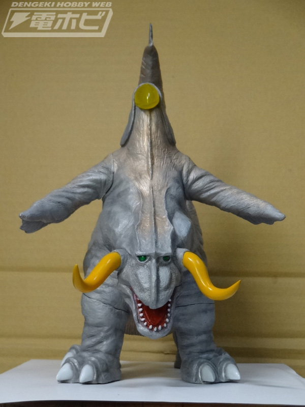 ウルトラマン』マザリュースなどの怪獣フィギュアが地球防衛軍秘密基地