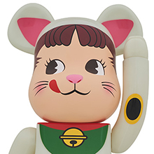 不二家の最新BE@RBRICKは蛍光ピンクの招き猫ペコちゃん！100％＆400