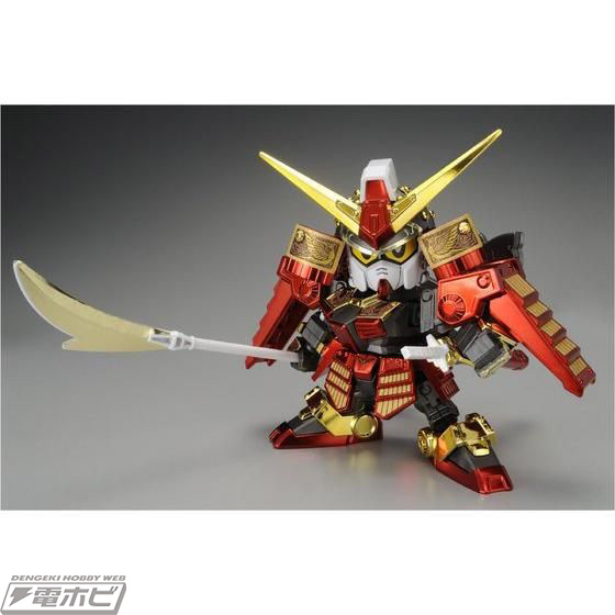 金属感溢れるメッキの鎧をまとい、和シールが戦国武将の雰囲気を演出