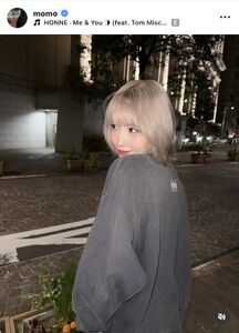 TWICE・モモ、日本の街中に登場！スウェットのラフな姿に「地球上