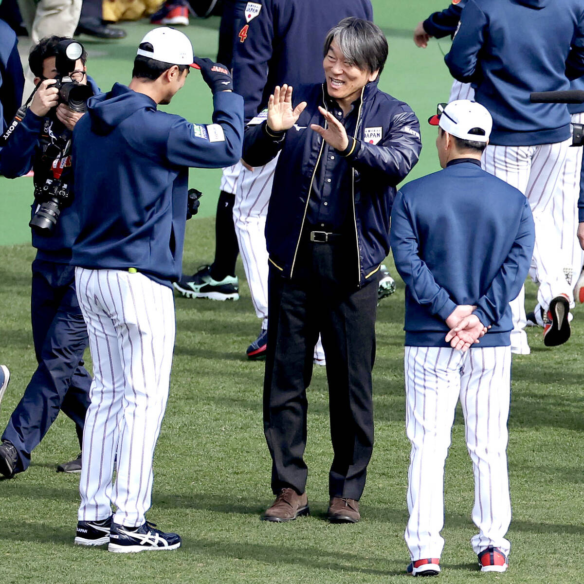 皆さんの背中を押してあげられたら」松井秀喜氏が特注ジャンパーで侍