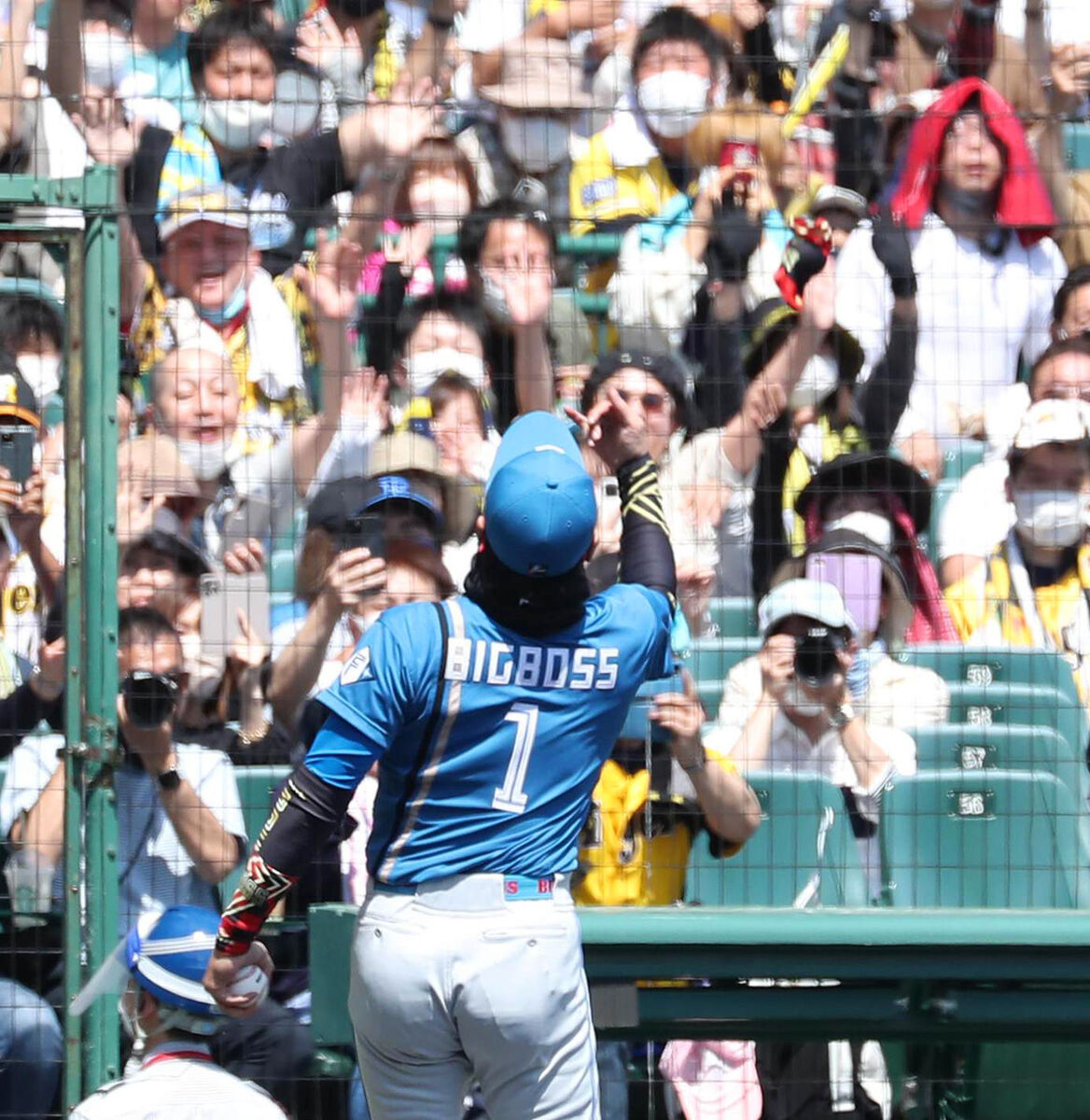 日本ハム】新庄ビッグボス、試合前に観客席へリストバンド投げ込み