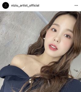 NiziUマコ、鎖骨見せのセクシー自撮り公開「めっちゃ大人」「美人