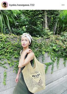 44歳・長谷川京子、PRADAかごバッグの上級者コーデ「センス良