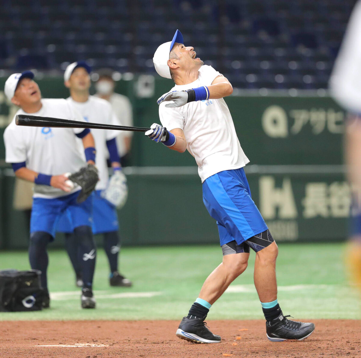 イチロー氏が1323日ぶり東京ドームに！ 松坂大輔氏にノック