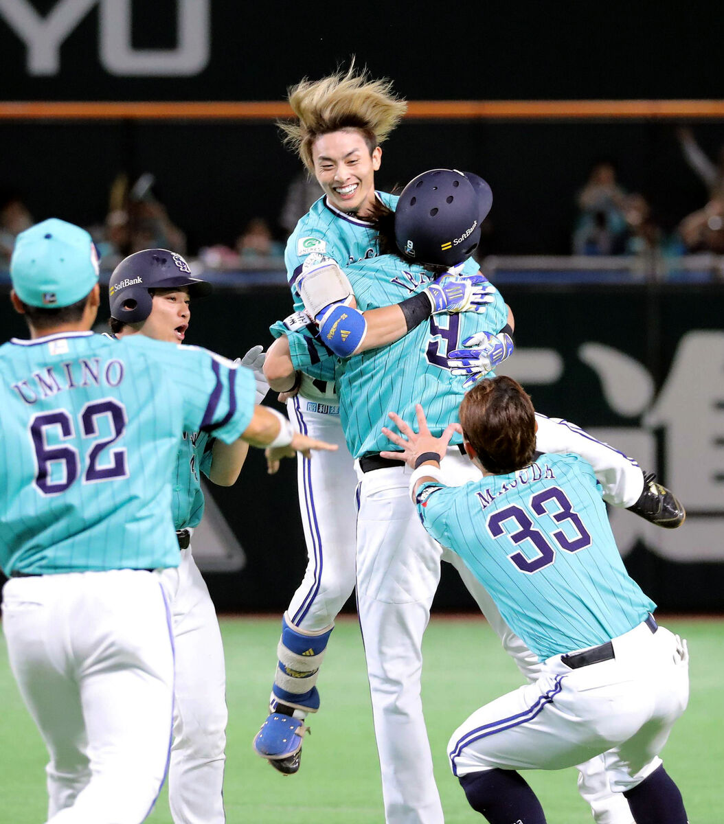 ソフトバンク】周東佑京が延長11回にサヨナラ打 「鷹の祭典」全敗を