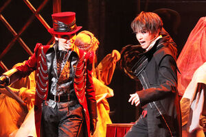 宝塚歌劇星組大阪公演開幕！礼真琴が野心の「赤」と欲望の「黒」を入魂