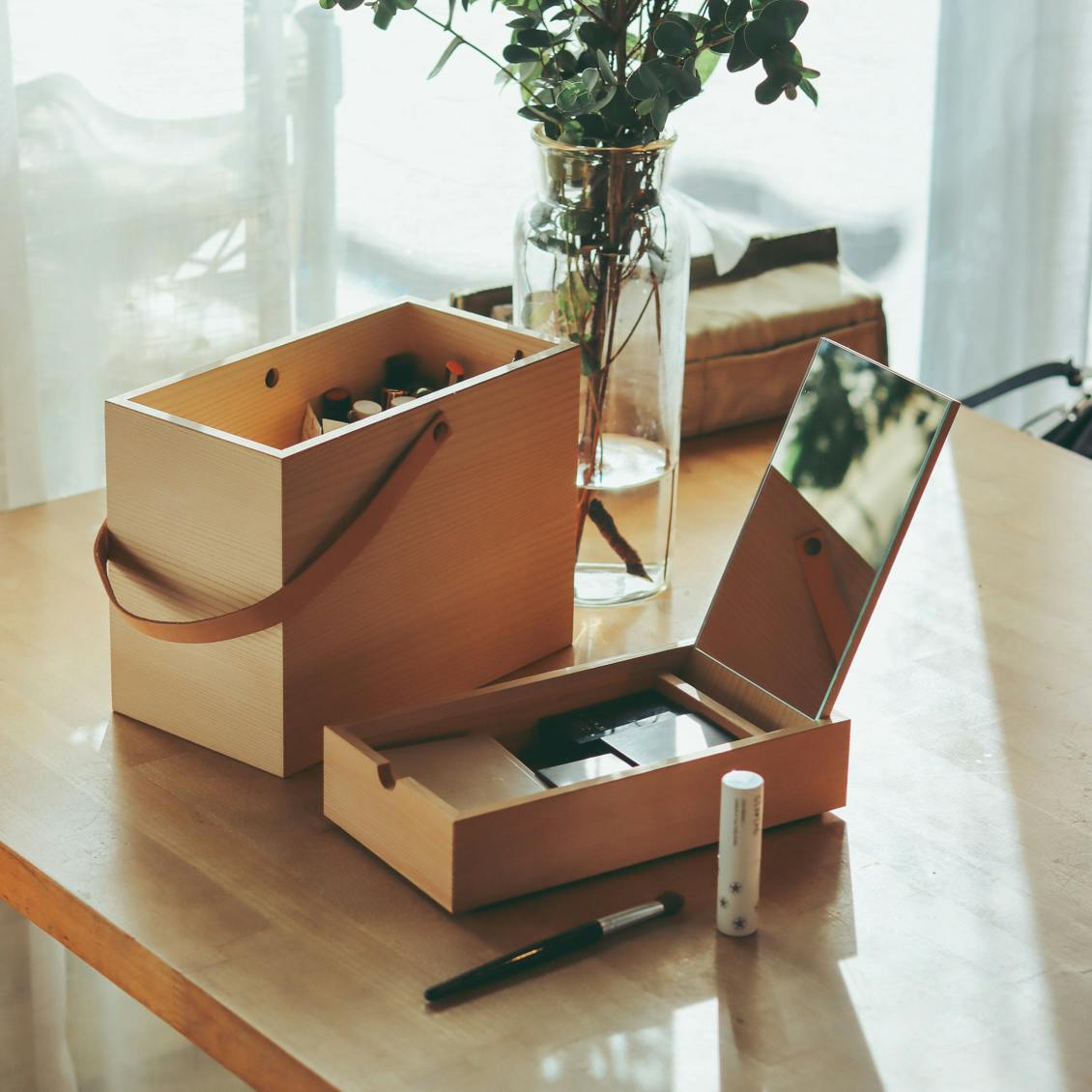 スタッフの愛用品】持ち運び自由。整理上手な「メイクボックス」が