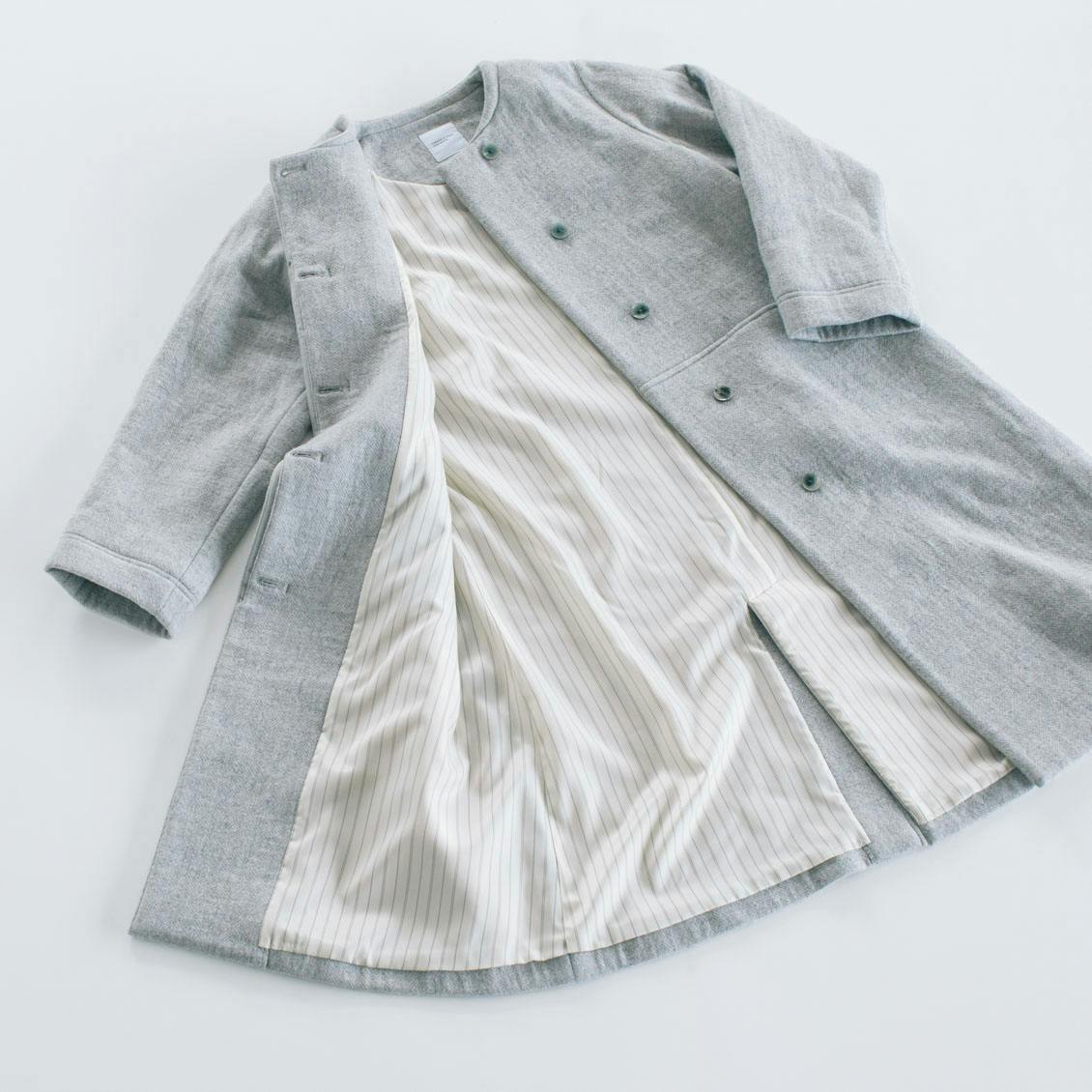 ふわりと寄り添うかろやかさ」柔らかシルエットのノーカラーコート