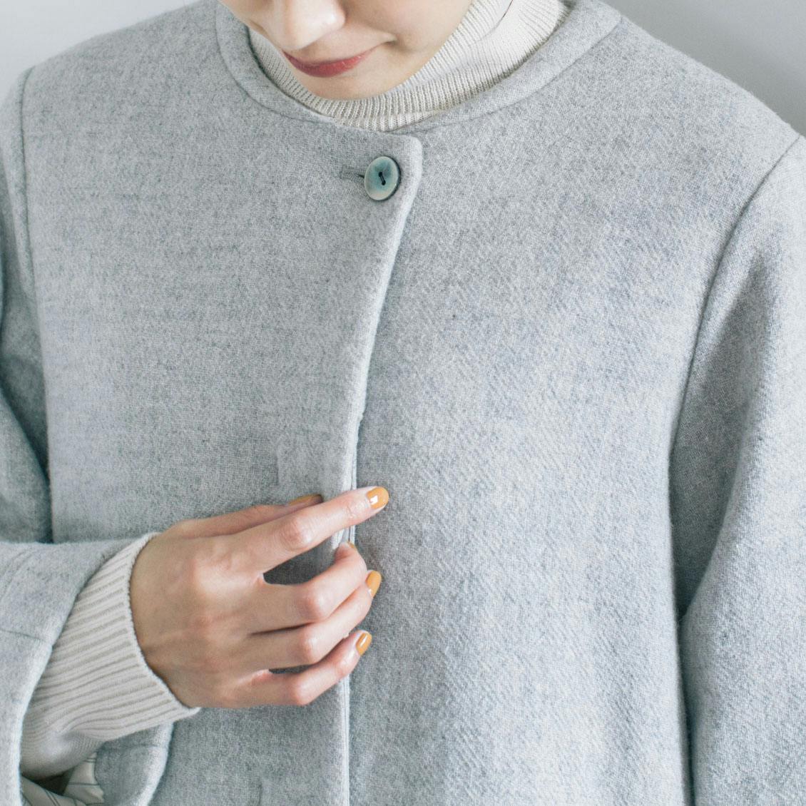 ふわりと寄り添うかろやかさ」柔らかシルエットのノーカラーコート