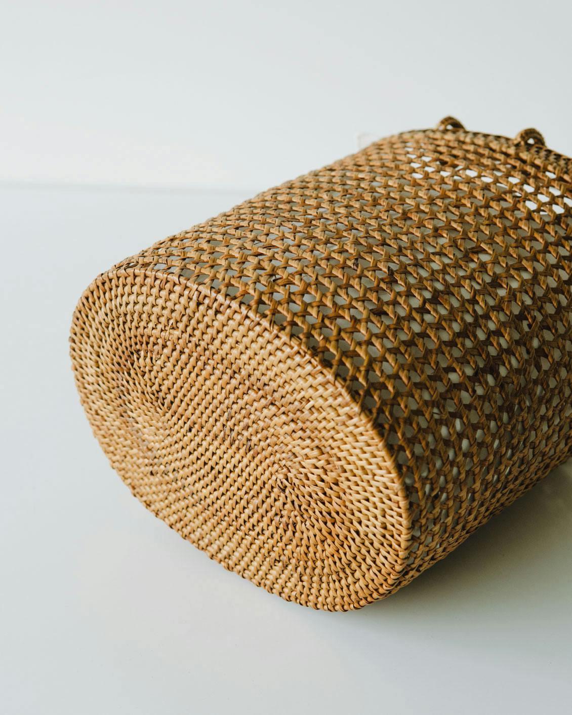 hinthint / アタ素材の透かし編みカゴバッグ - 北欧、暮らしの道具店
