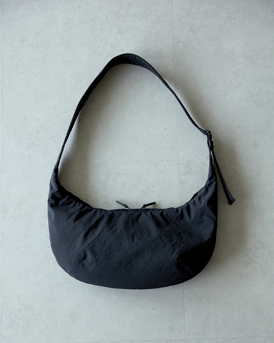 ムーン型のクロスボディバッグ- 北欧、暮らしの道具店