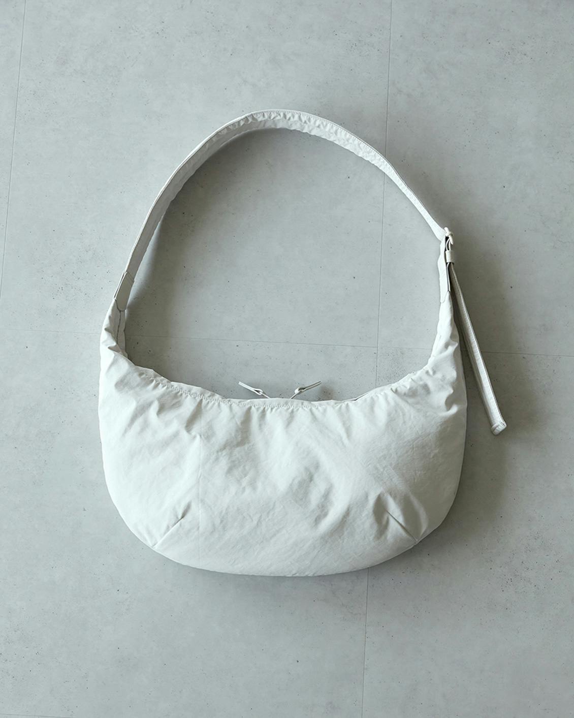 軽やかに、ちゃんと収まる」ムーン型のクロスボディバッグ - 北欧