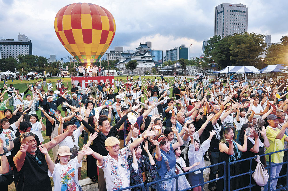富山城址公園の復旧祝い「DJ盆踊り」 ボン・ジョヴィの曲でノリノリ