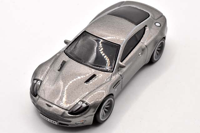 ASTON MARTIN VANQUISHのレビュー！007 DIE ANOTHER DAYの初代V12