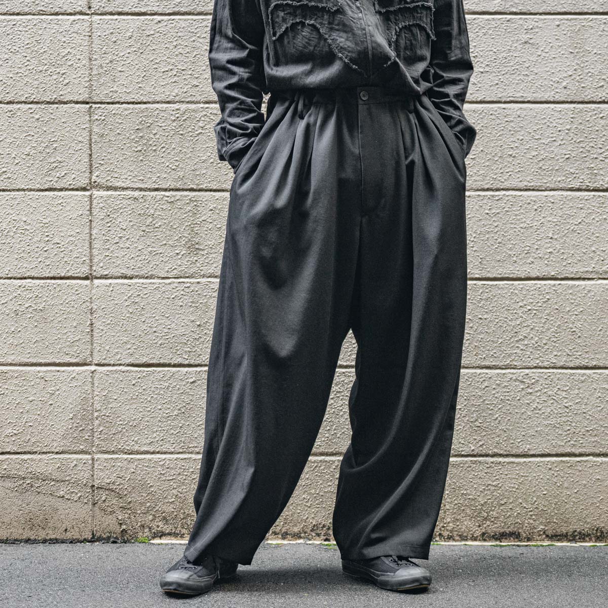 YOHJI YAMAMOTO 12本タックパンツ | HUES 福岡セレクトショップ