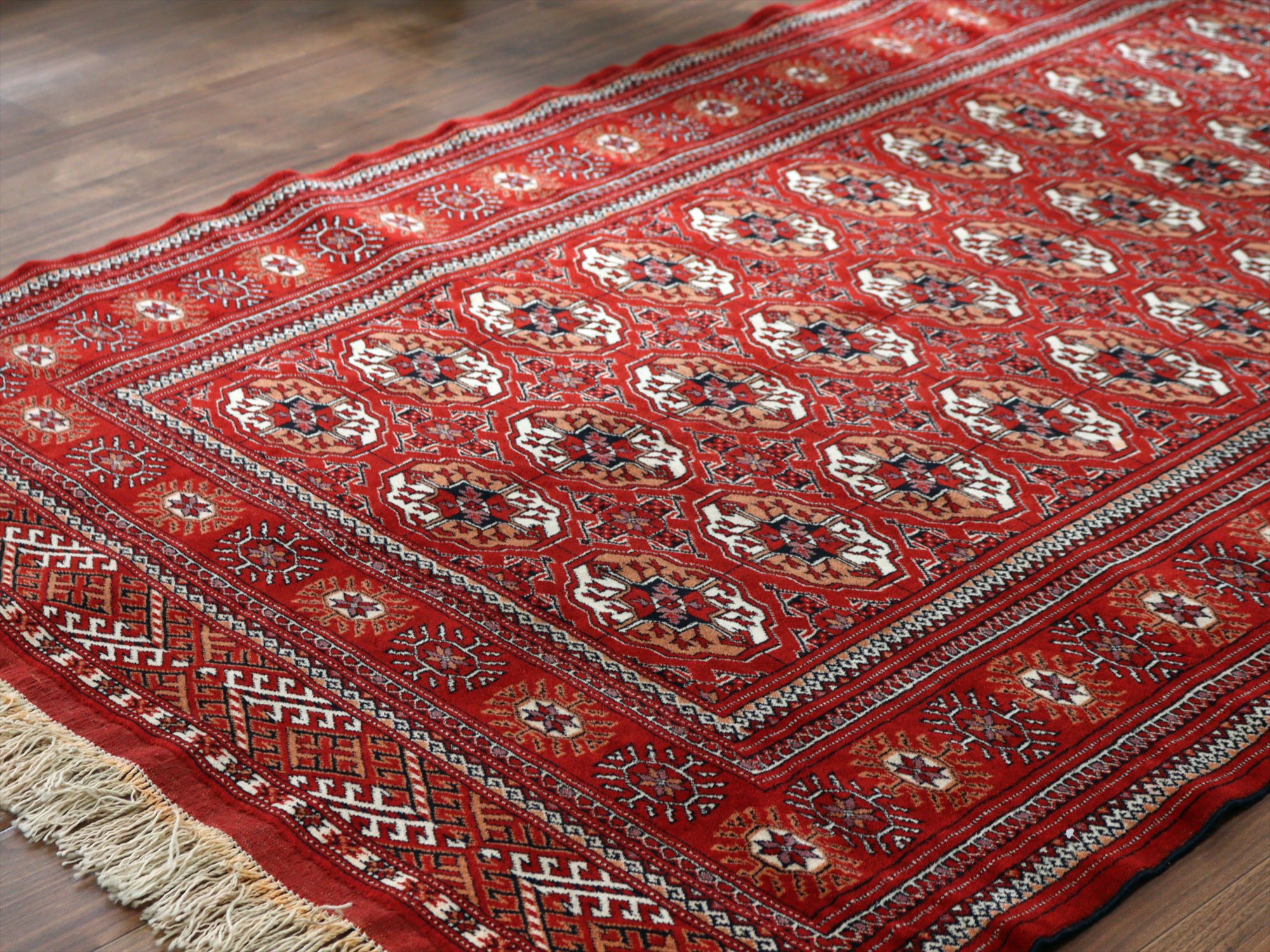 トルクメン族の絨毯 トライバルラグ208×134cm 連なるギュル文様 手織り